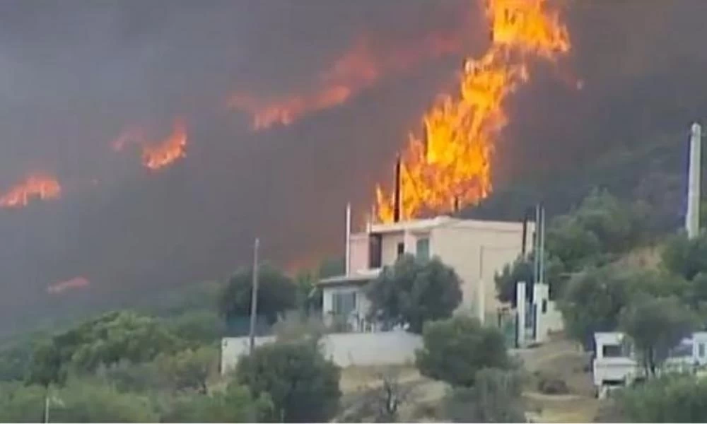 Φωτιά στην Φέριζα Καλυβίων- Δήμαρχος Σαρωνικού: Έχουν καεί σπίτια (upd)